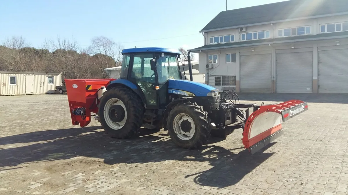 Trailer-Type Salt Spreader — 4