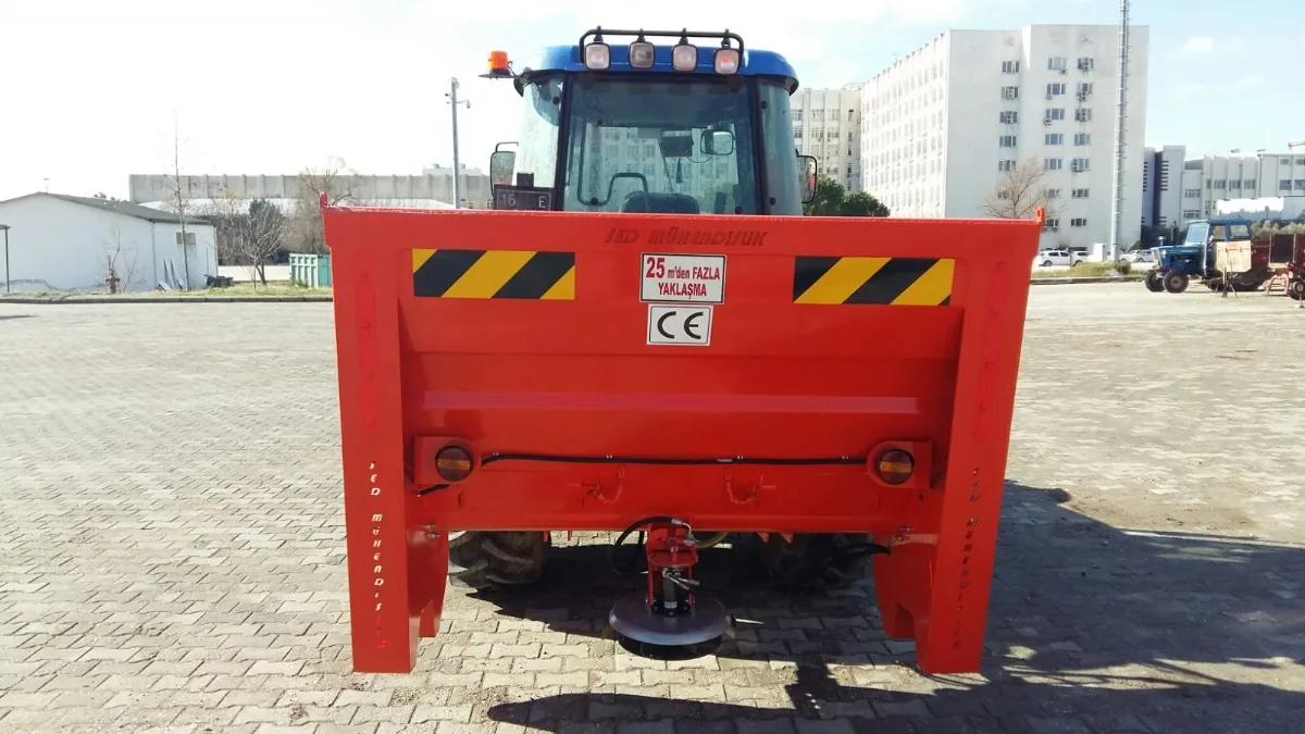 Trailer-Type Salt Spreader — 3