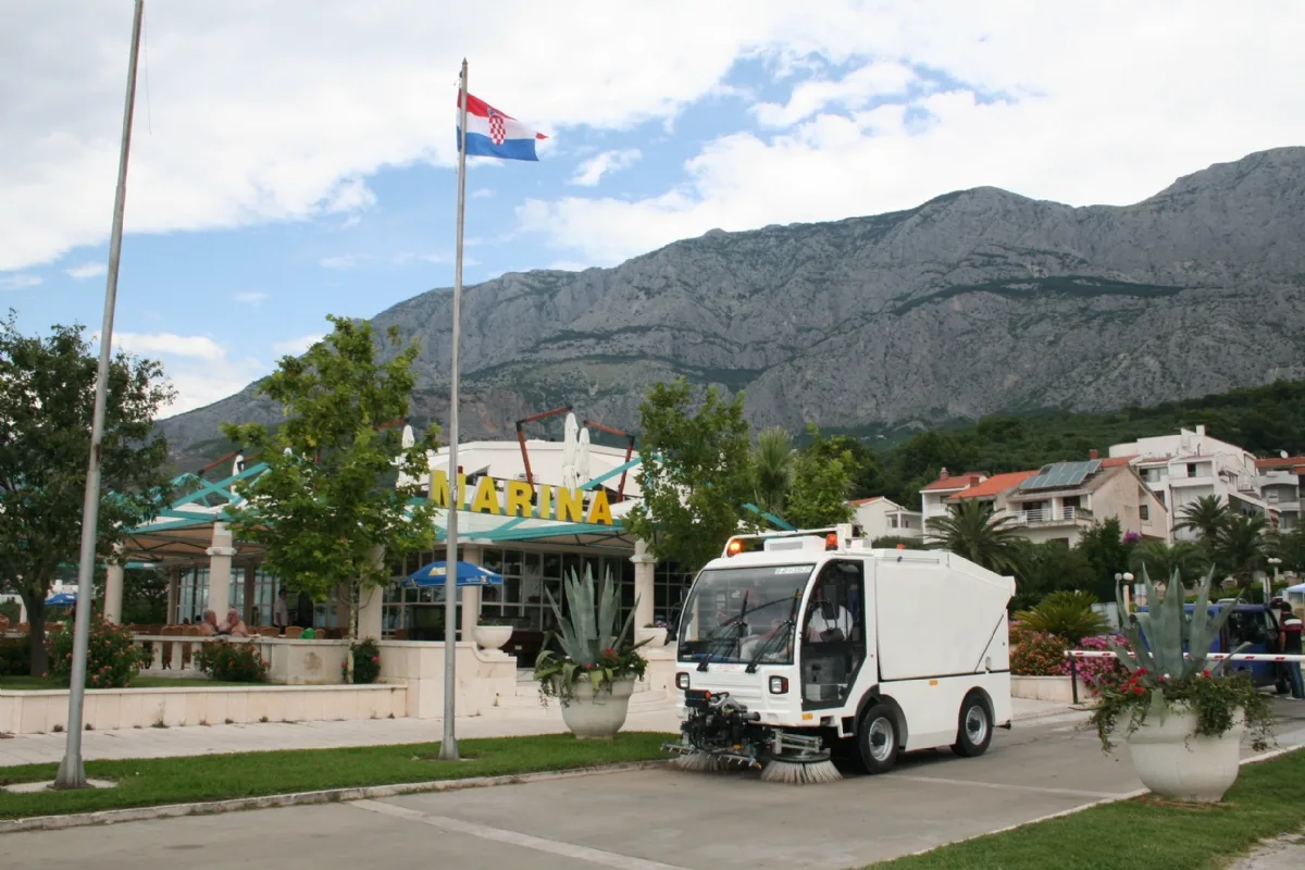 Hydrostatic Type Compact Vacuum Road Sweeper Vehicle — 3