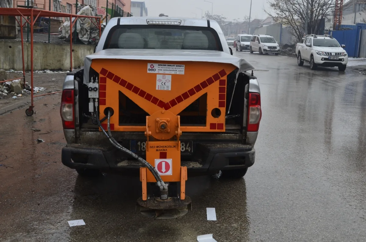 Pickup and Light Truck Front Salt Spreader — 5